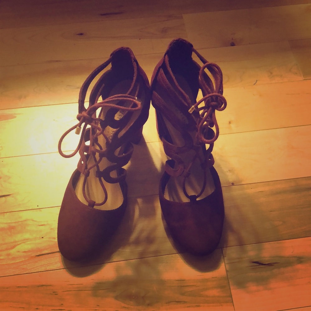 Adorable maroon lace up 3” heels 👠